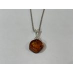 Borostyán köves ezüst medál – Tejeskaramella