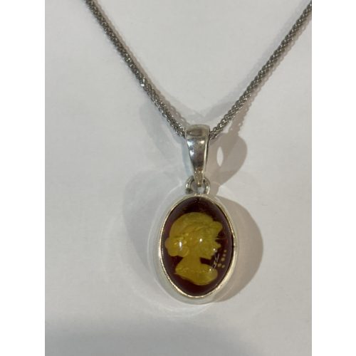 Borostyán köves ezüst  medál- Kámeo