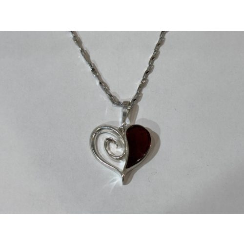 Borostyán köves ezüst medál – Csábító szív